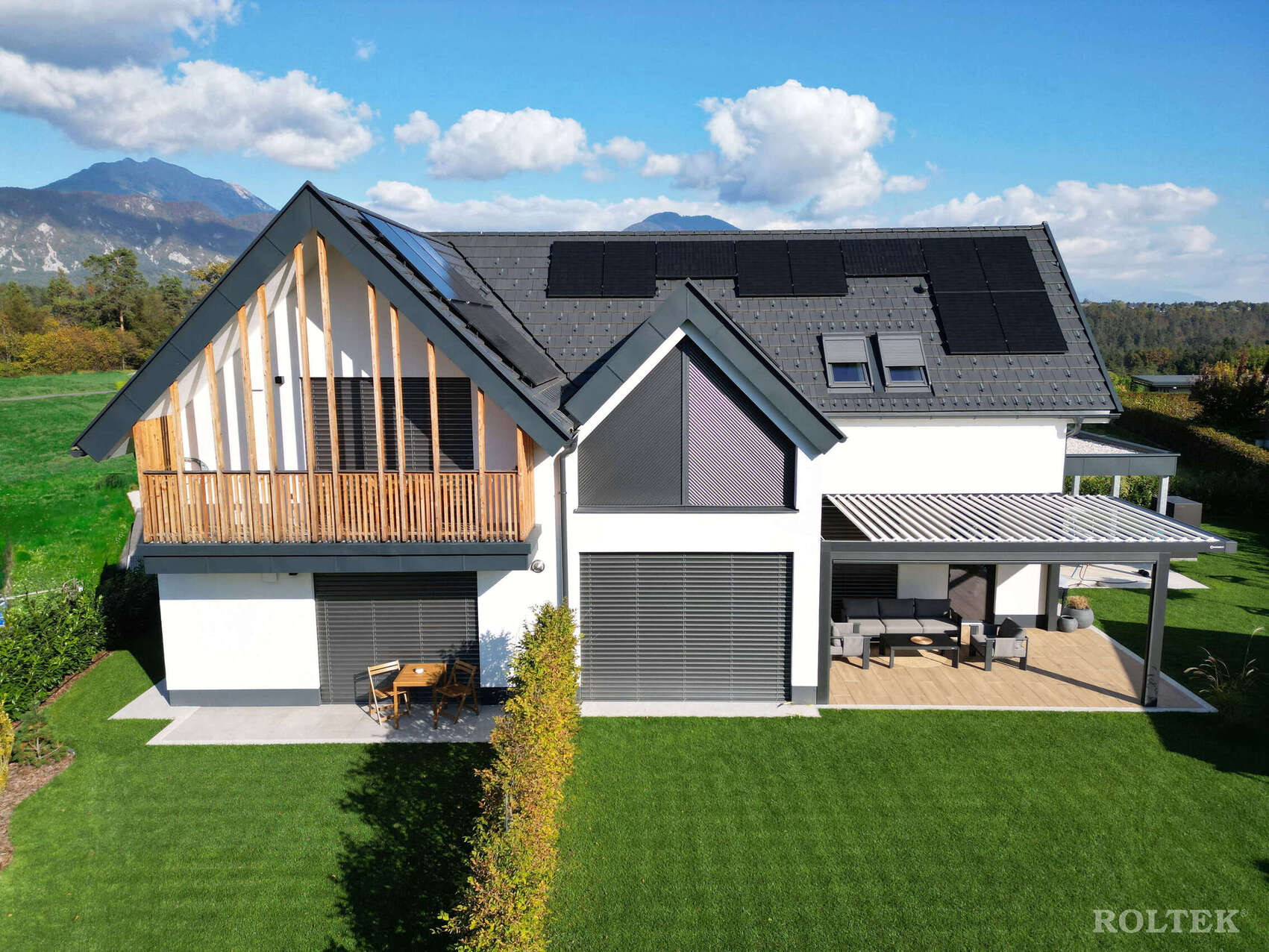 Hiša na Gorenjskem z najbolj funkcionalno opremljenimi senčili  