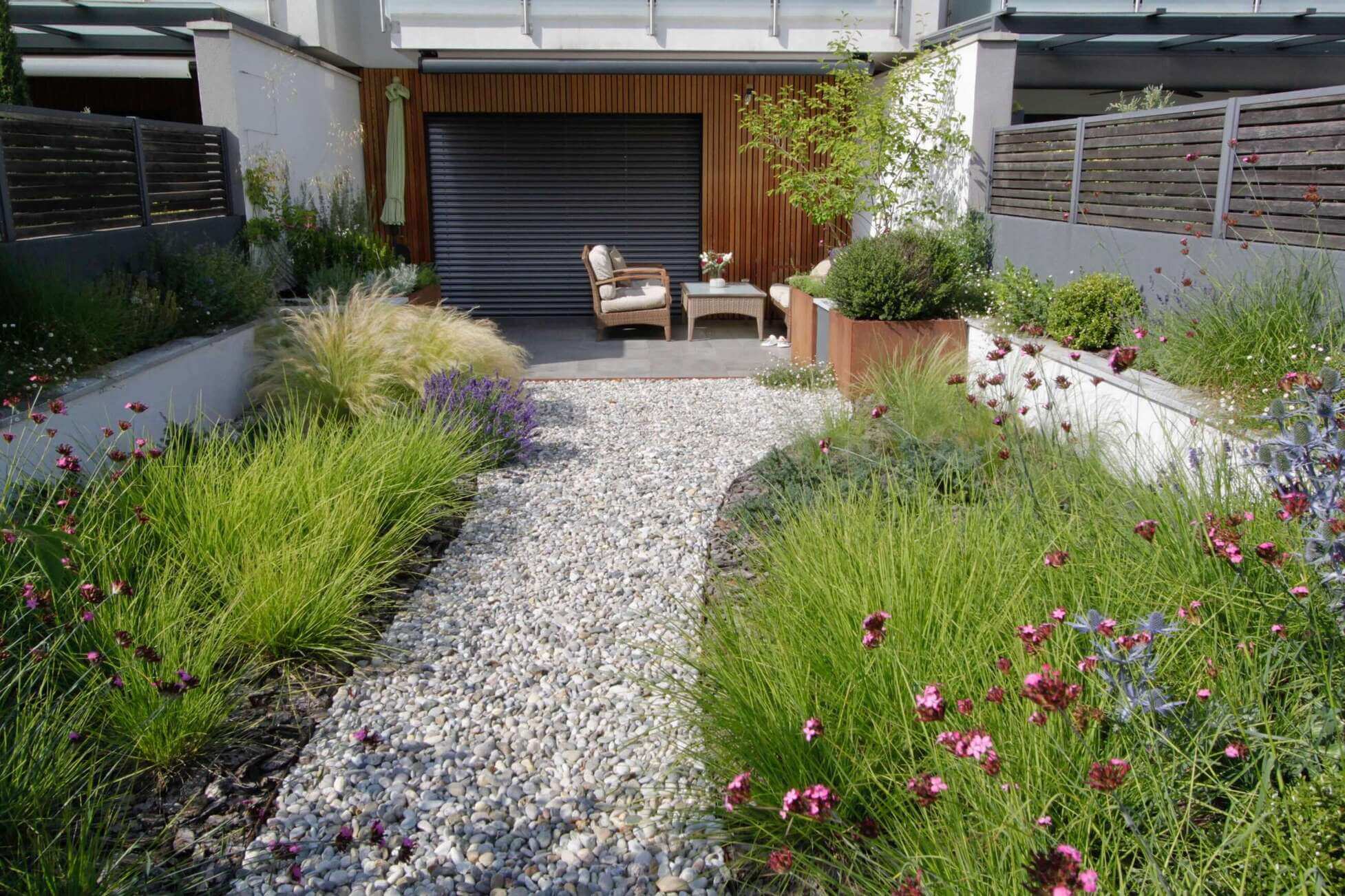 Atrijski vrt v Mariboru, ki diha z živopisnimi pljuči