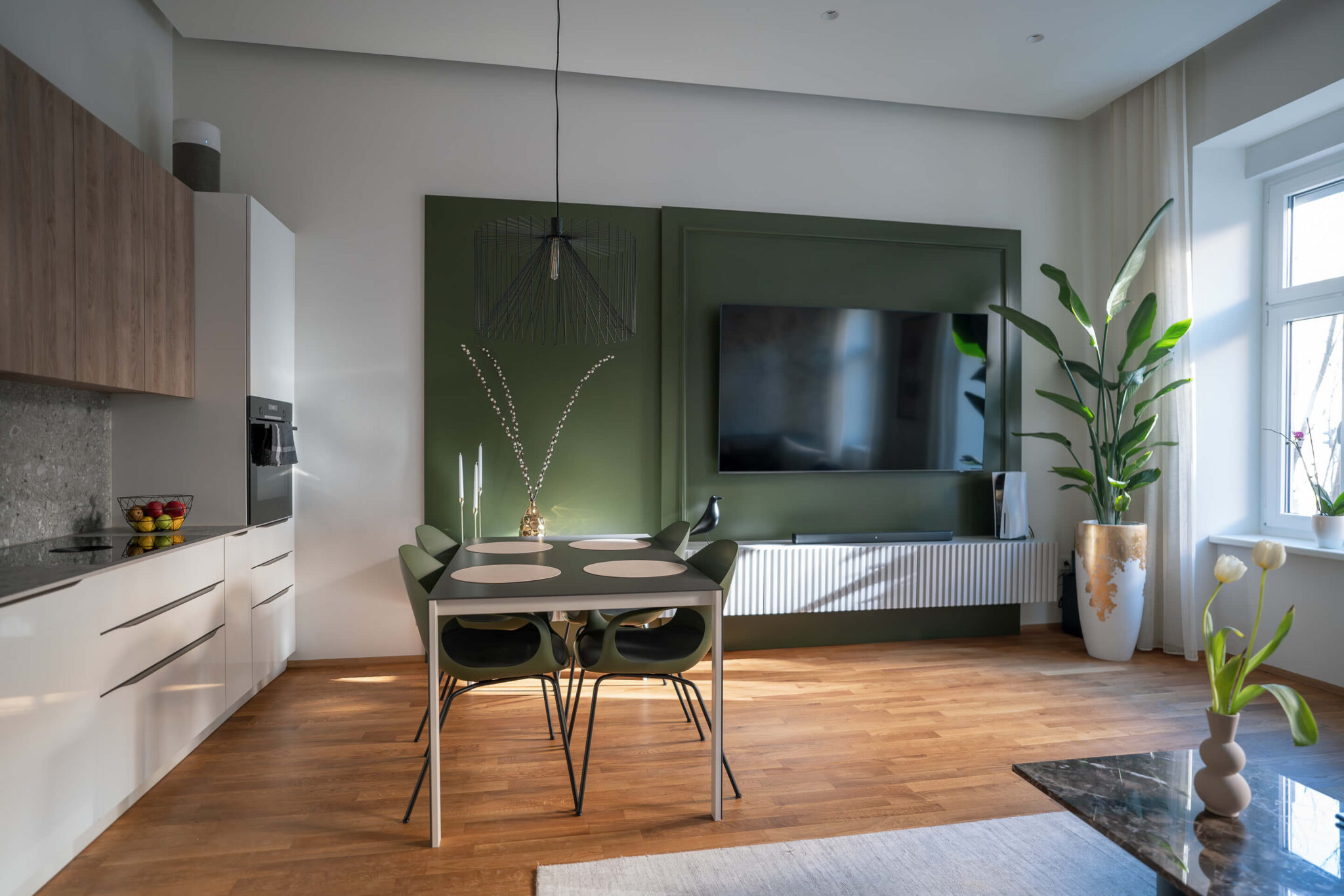 Staromeščansko stanovanje, v katerem kraljujejo omare do stropa