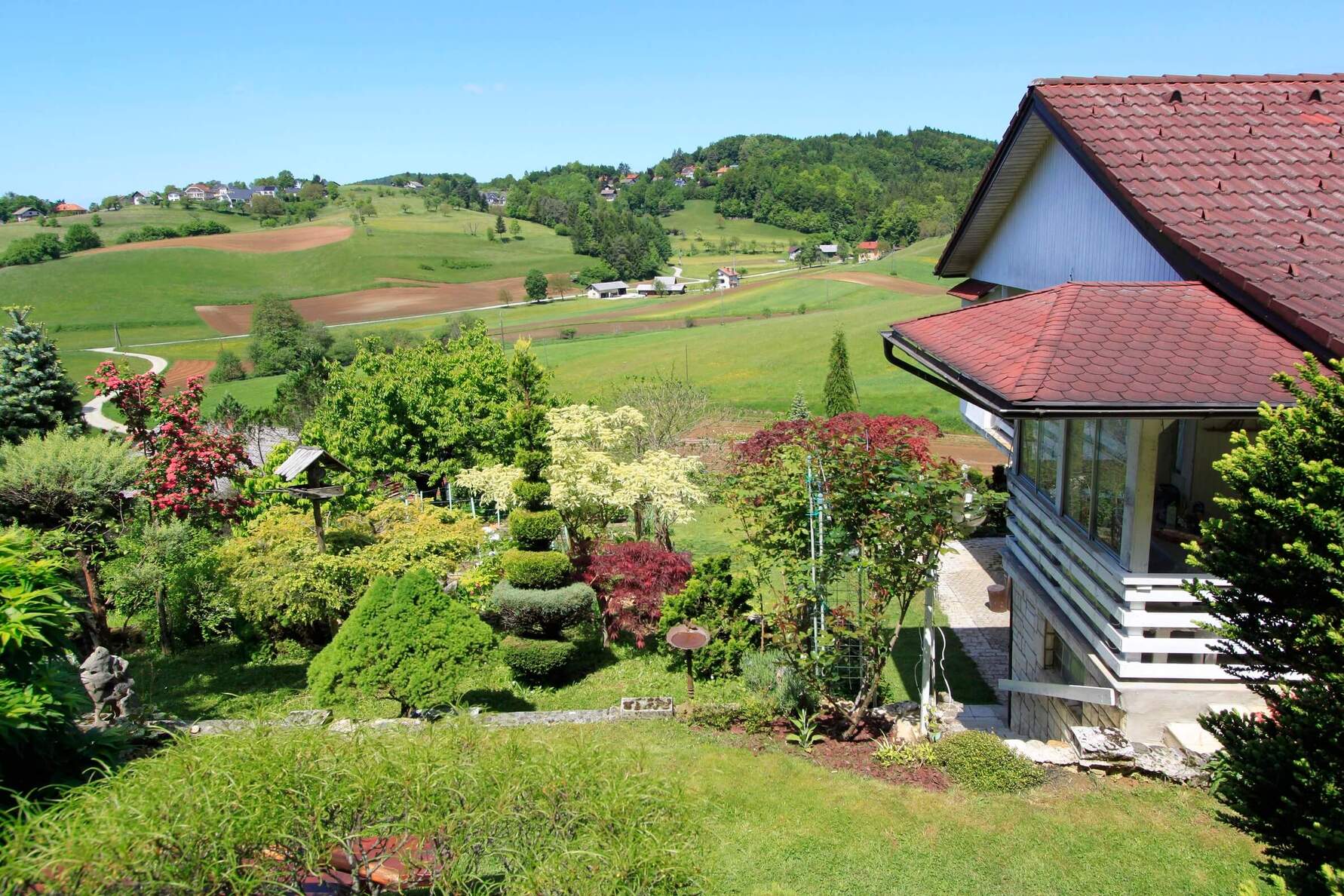 Vrt na Polici: Razigran orkester barv, tekstur in spominov