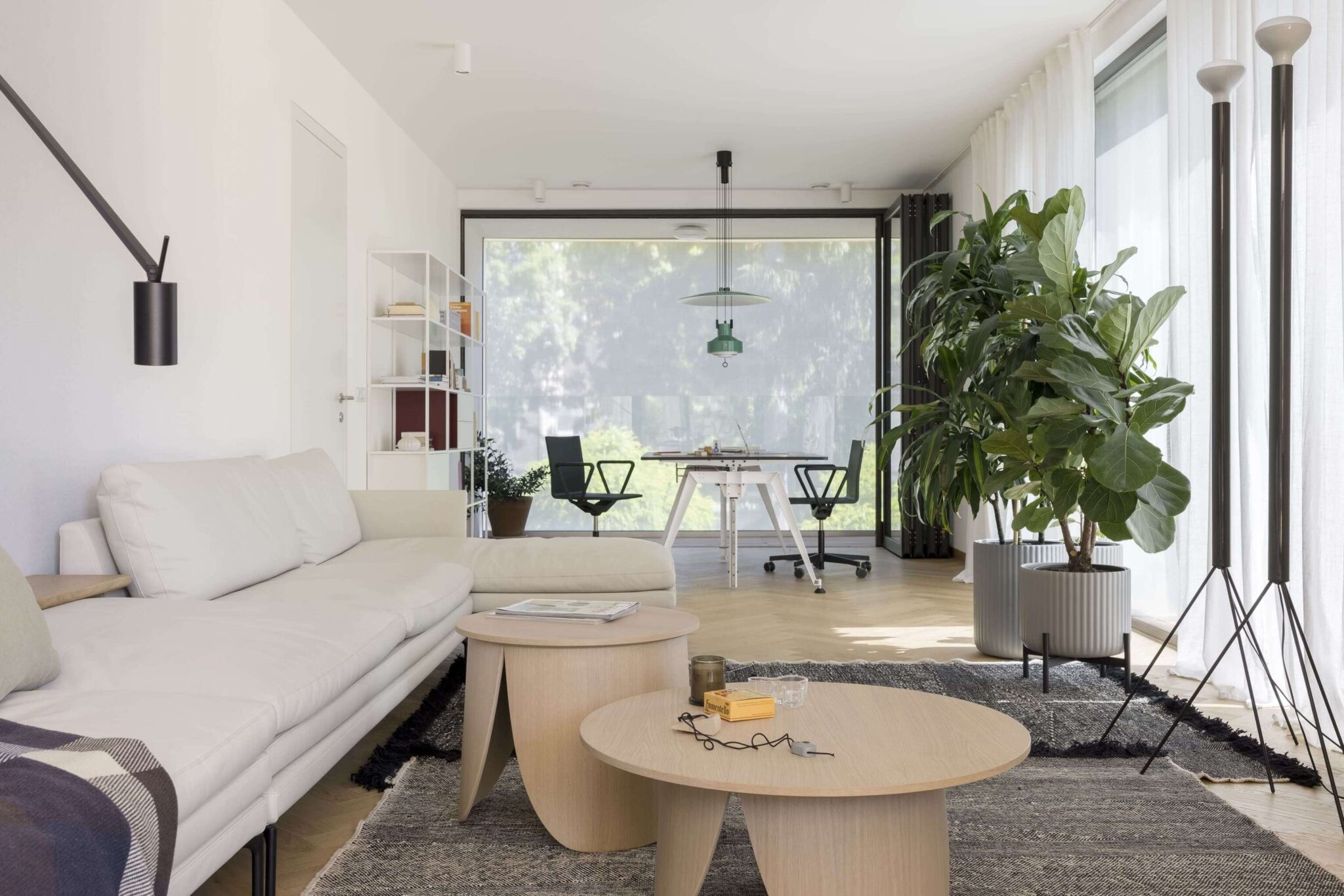 Stanovanje R: modra, ki izginja za vogalom