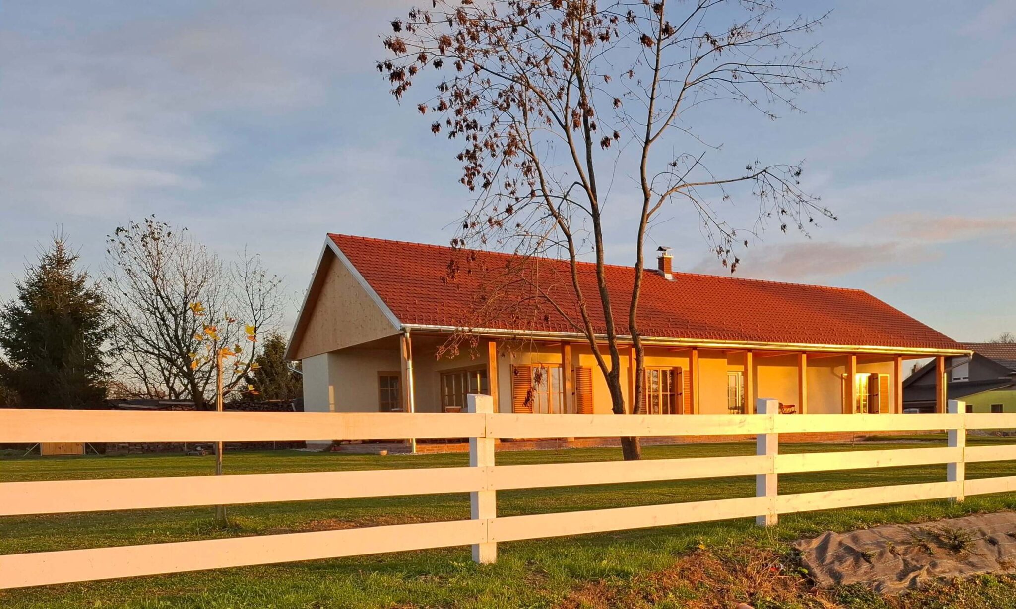 Sodobna pritlična hiša, zasidrana v tradicijo Prekmurja