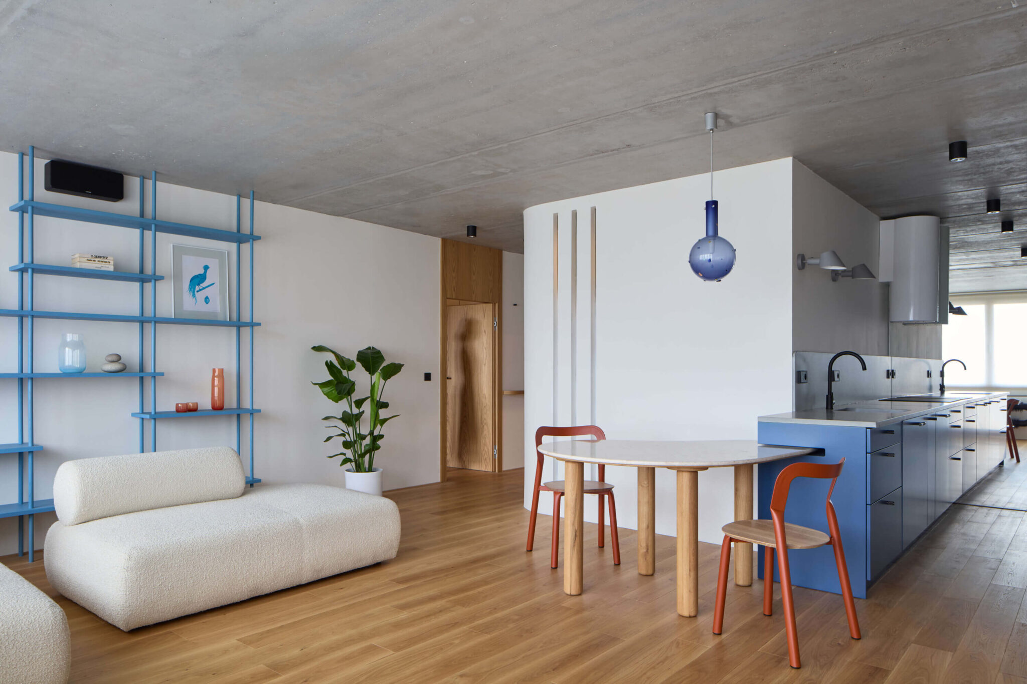 Sodobno stanovanje s pogledom na mestni horizont