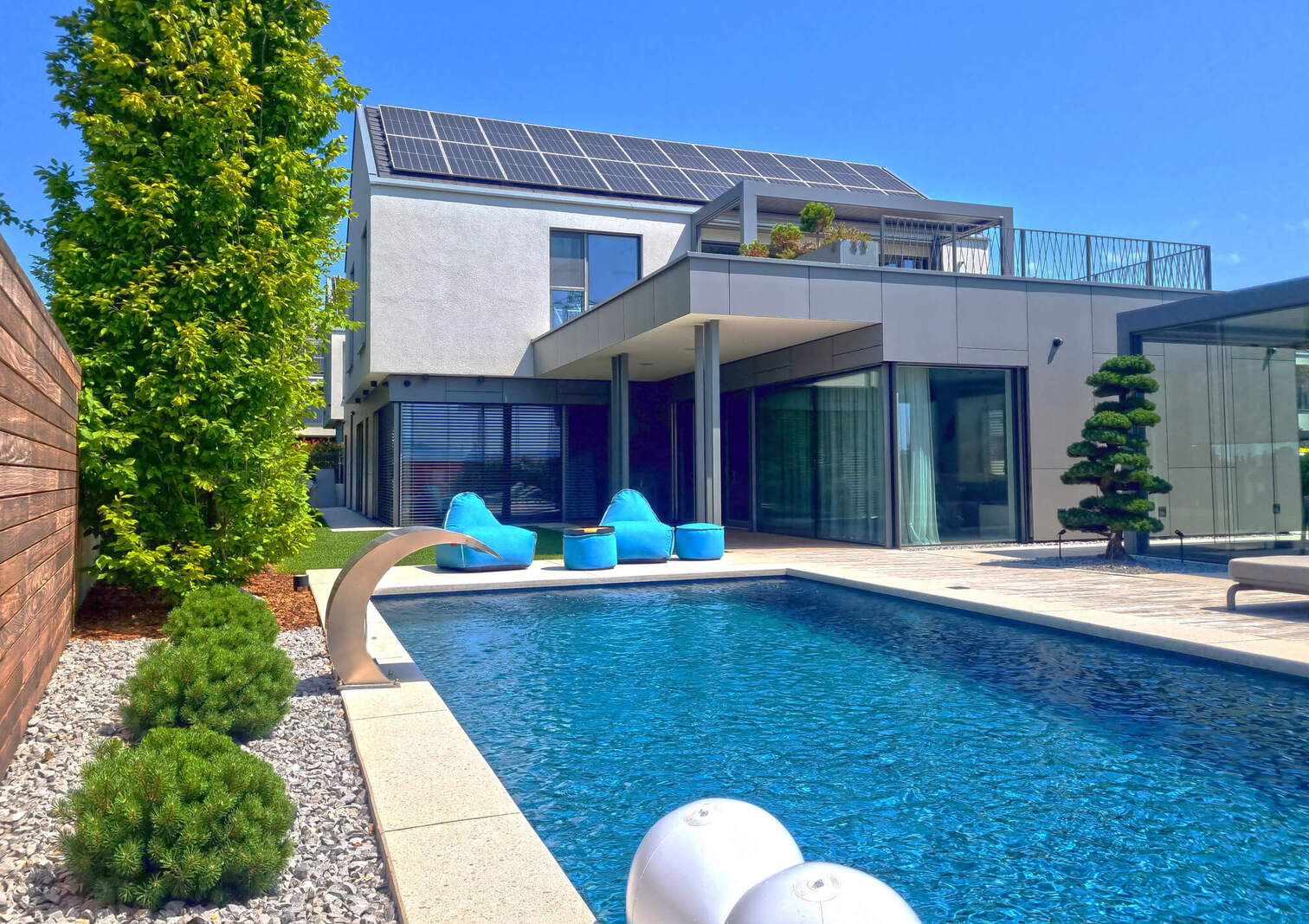 Svetel dom z bazenom: hiša v Stražišču je uresničitev sanj