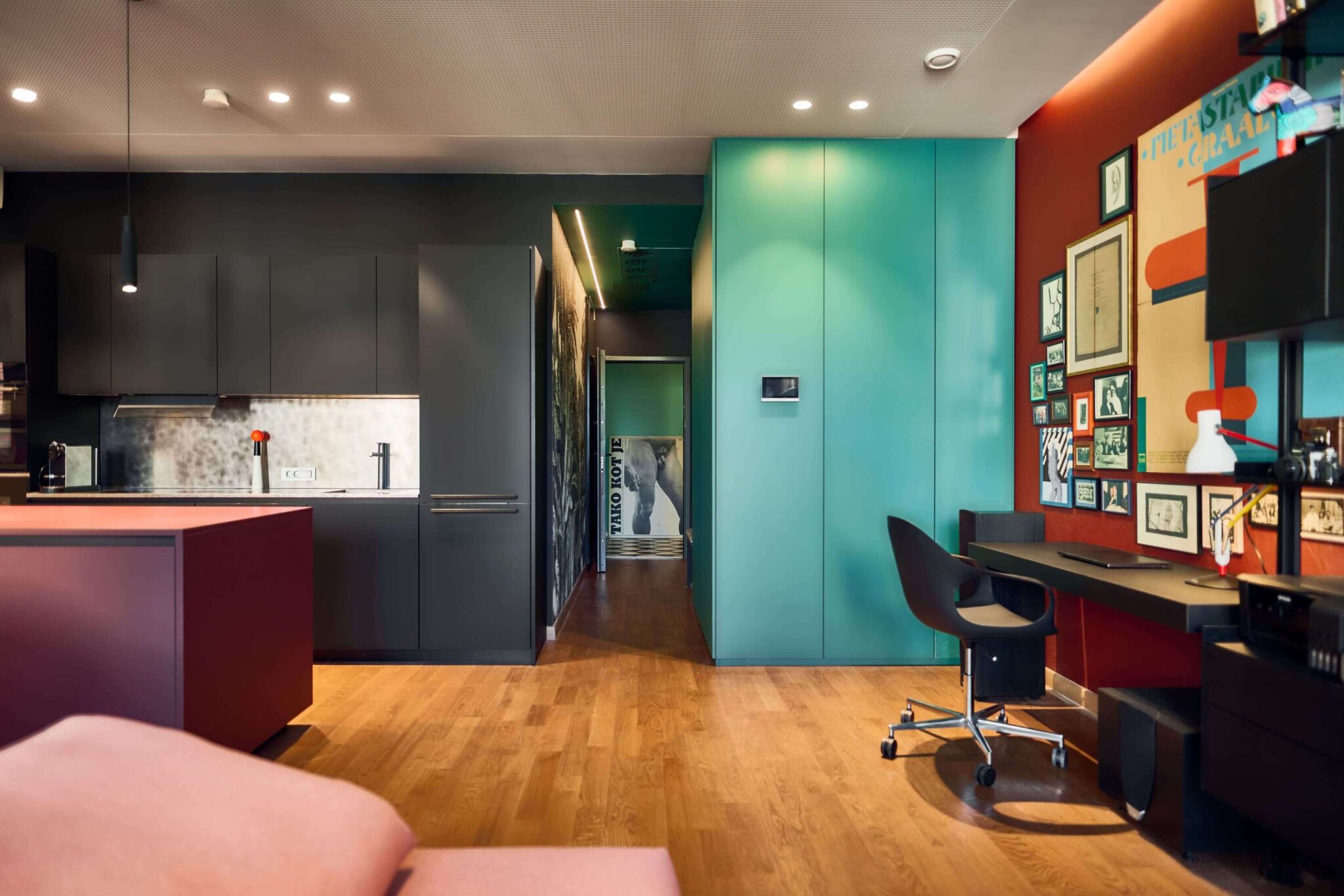 Po meri naročnika: barvito stanovanje v Elipsi