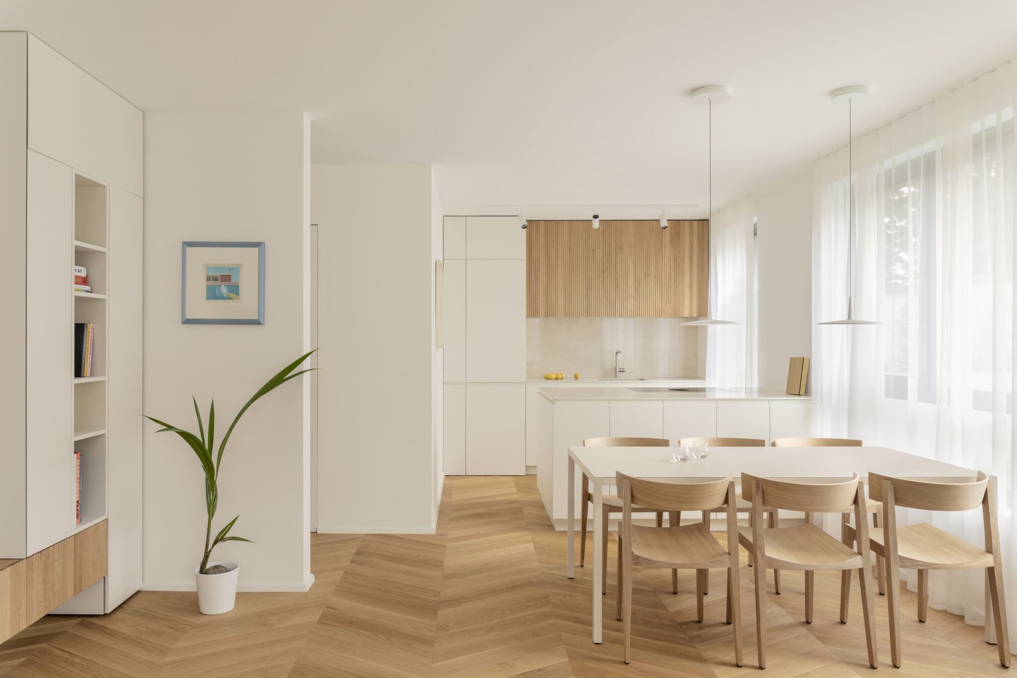 Toplina hrasta in mehkoba svetlobe v domu mladega para