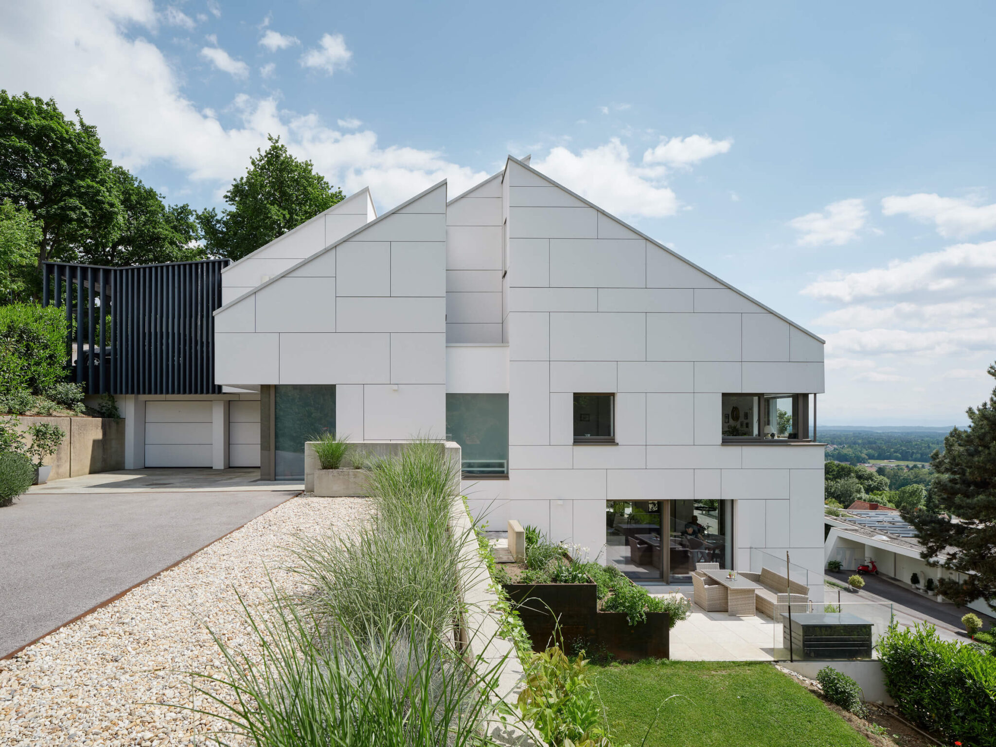 Hiša v Gradcu: nova podoba belega monolita