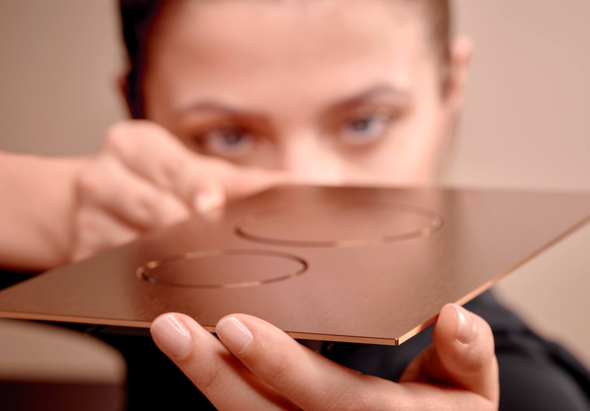 Ko detajl postane umetnost: aktivirna tipka z izjemno tanko zasnovo