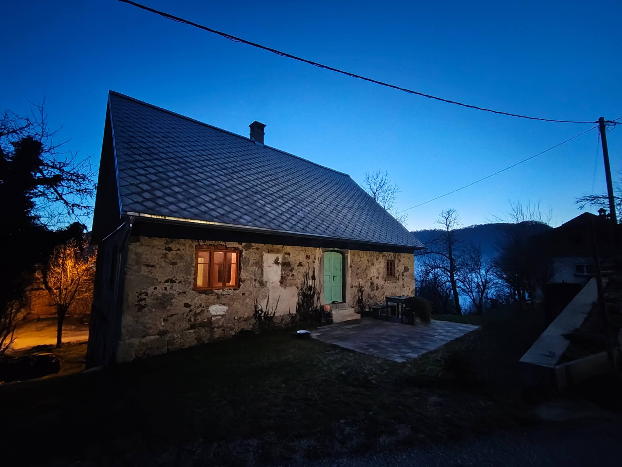 Hiša nad Čabranko: obnova kot igra