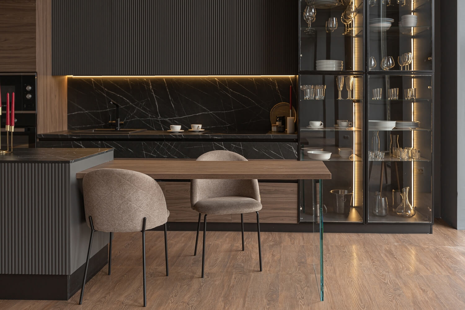 Kuhinje 2026: umirjene oblike, naravni materiali in tiha eleganca