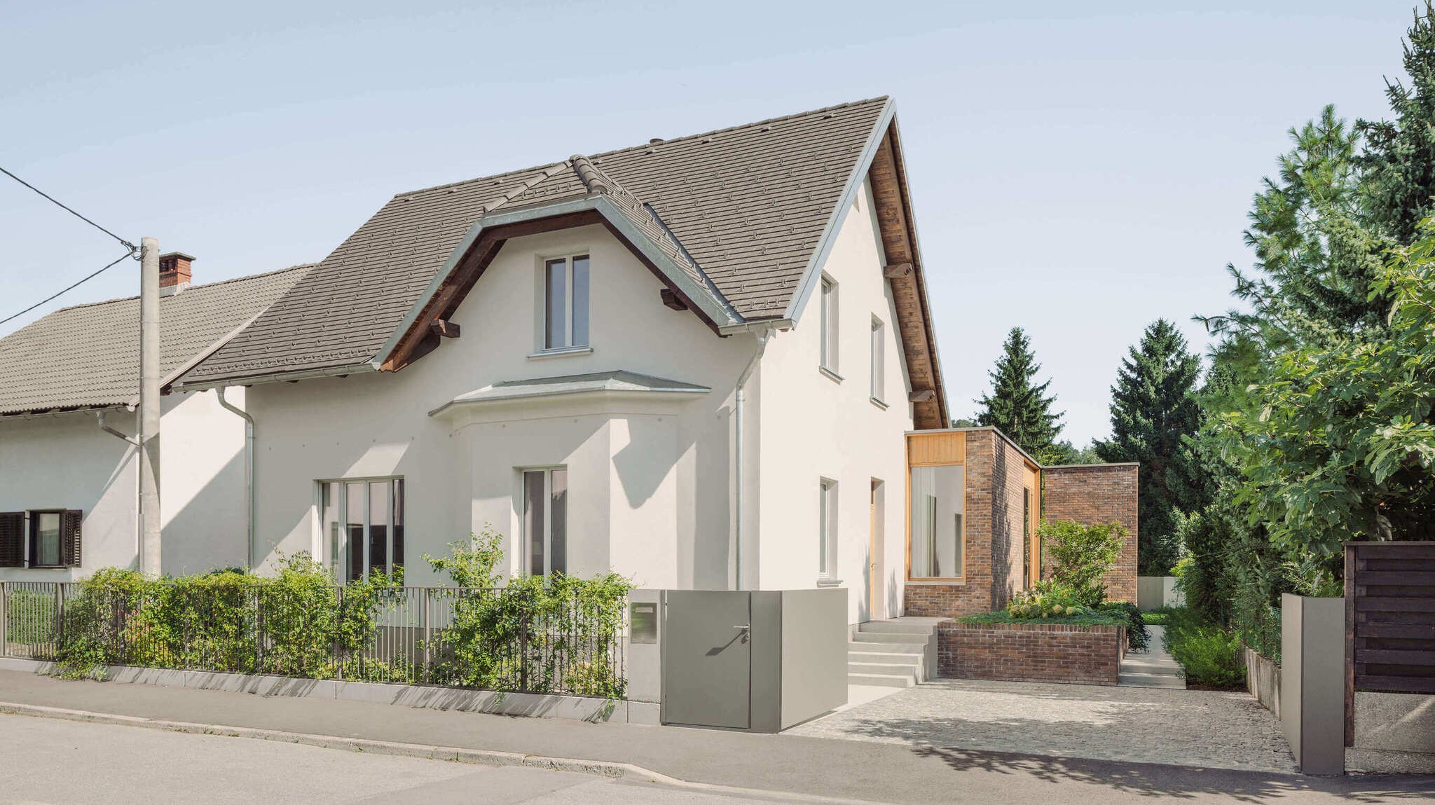 Hiša B2: sodobna interpretacija zadružnega doma v Rožni dolini