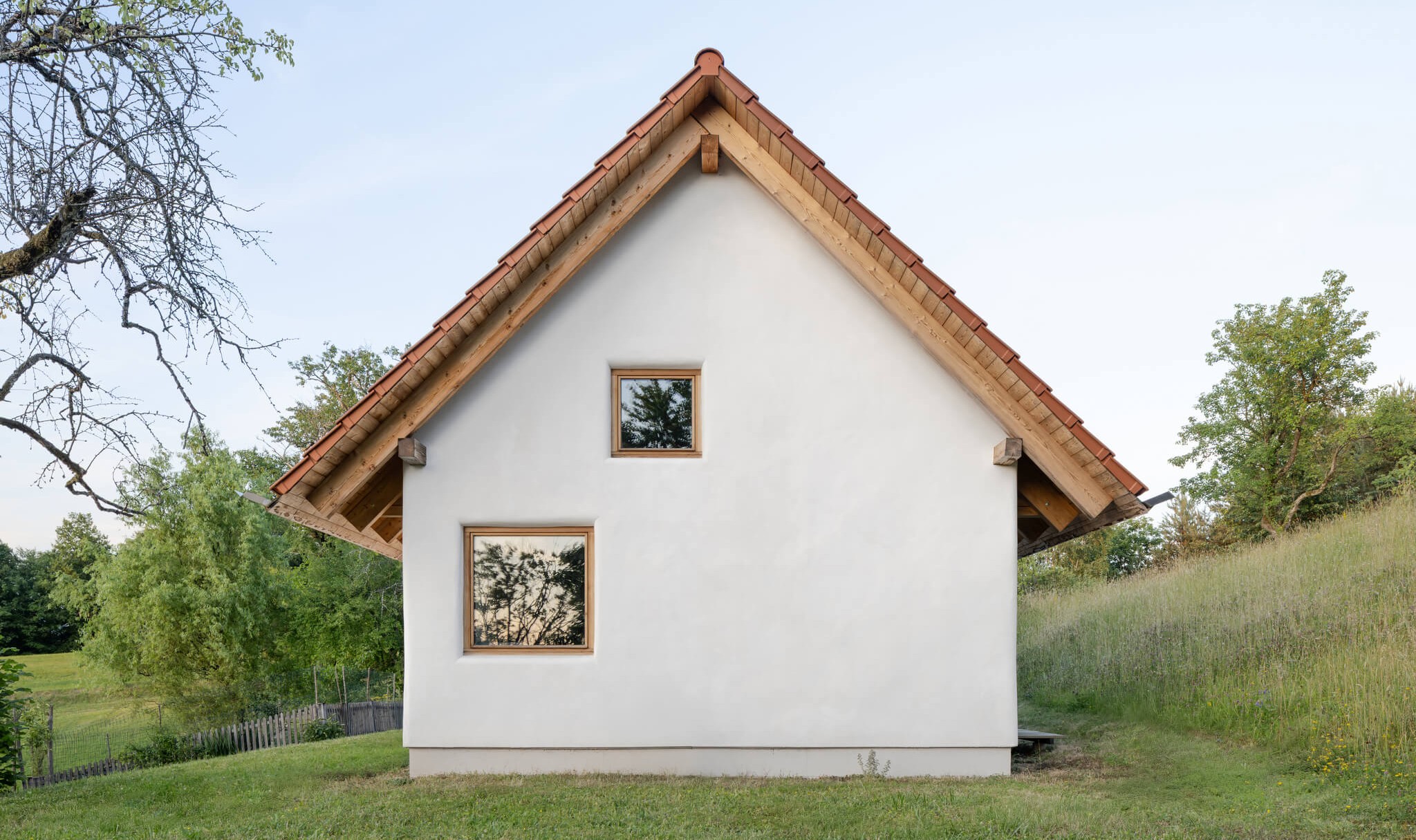 Hiša Kozjek: sodobno bivanje v dialogu s krajino