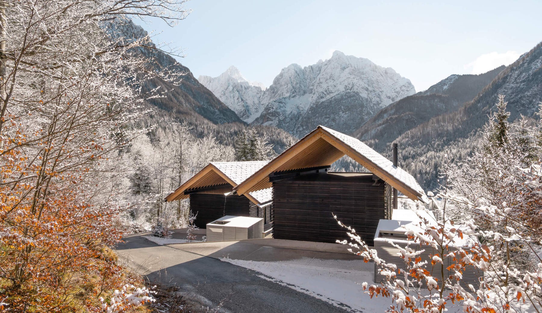 Hiši, ki združujeta lokalno tradicijo in sodobne bivanjske potrebe