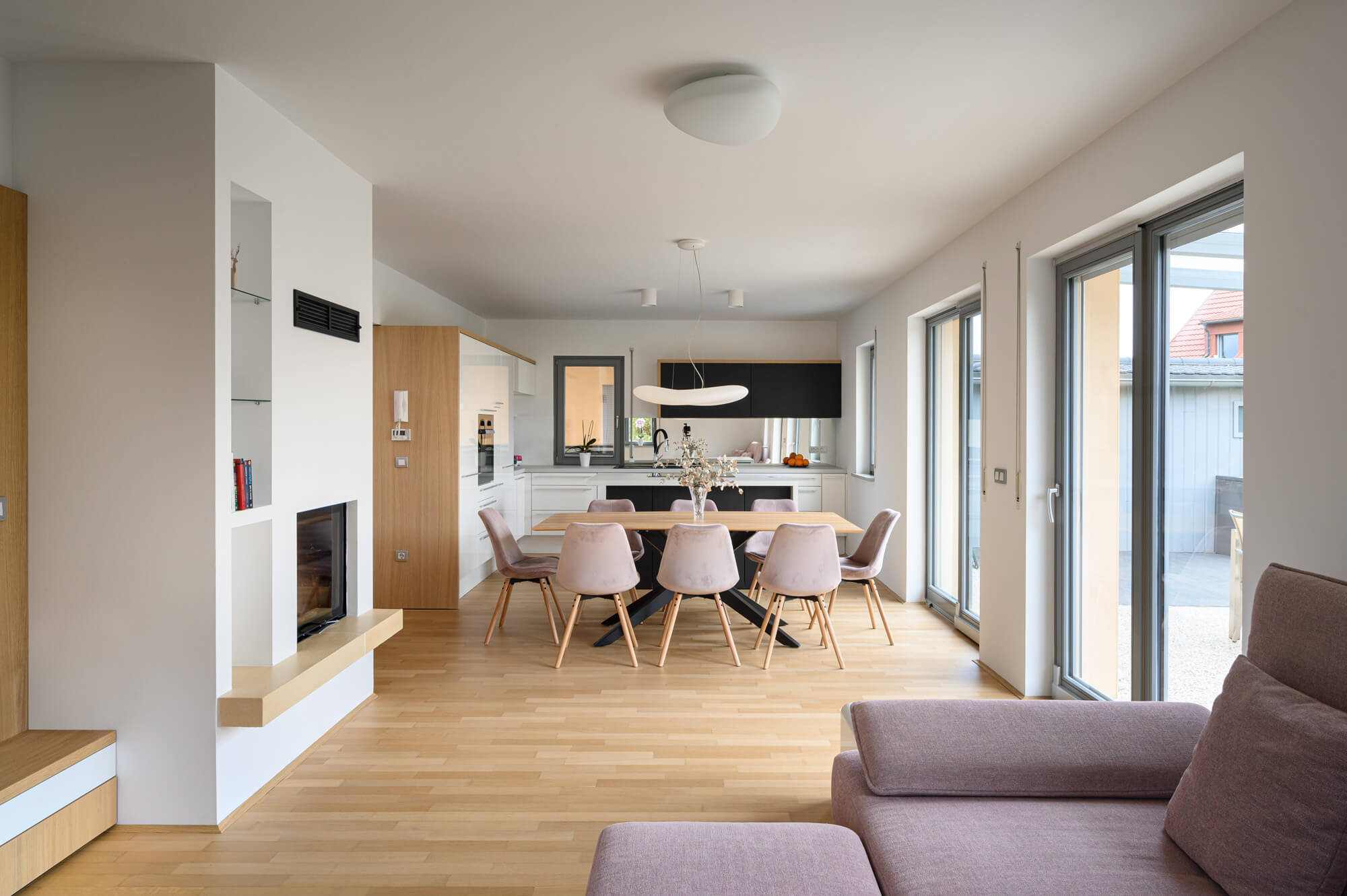 Hiša, ki je zadihala: svetla prenova doma pri Komendi