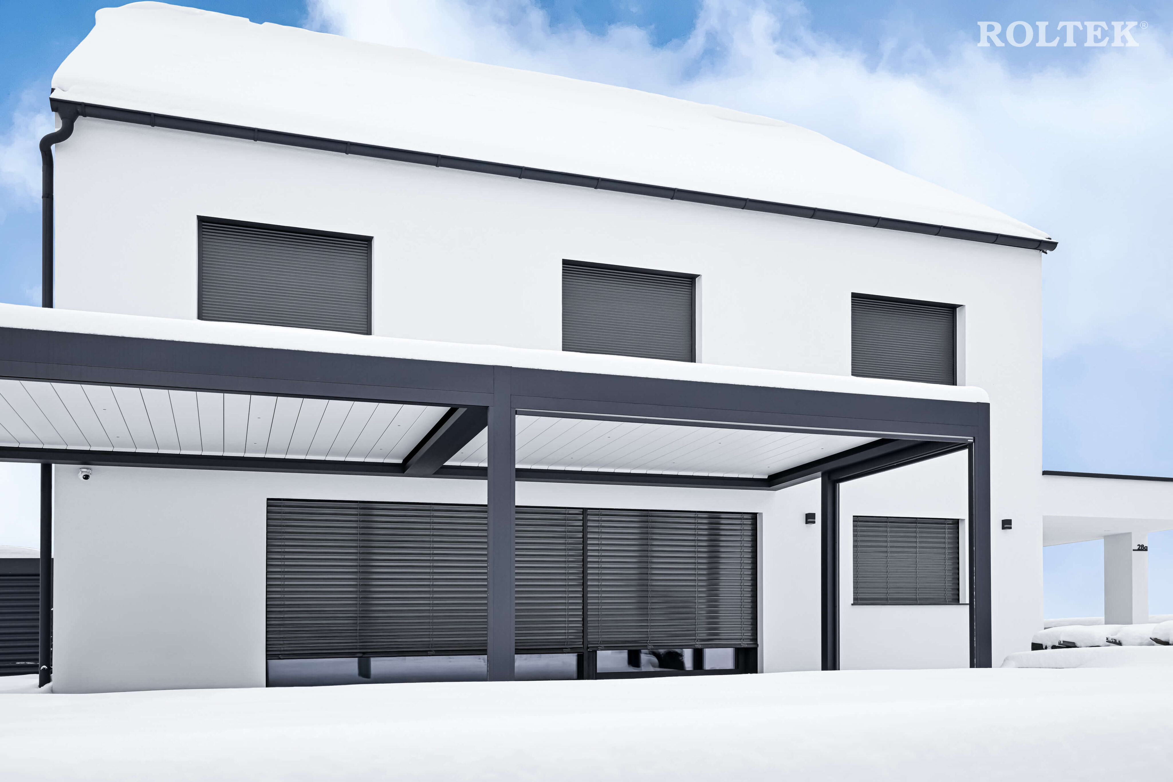 Hiša na obrobju mesta s funkcionalno izbranimi senčili