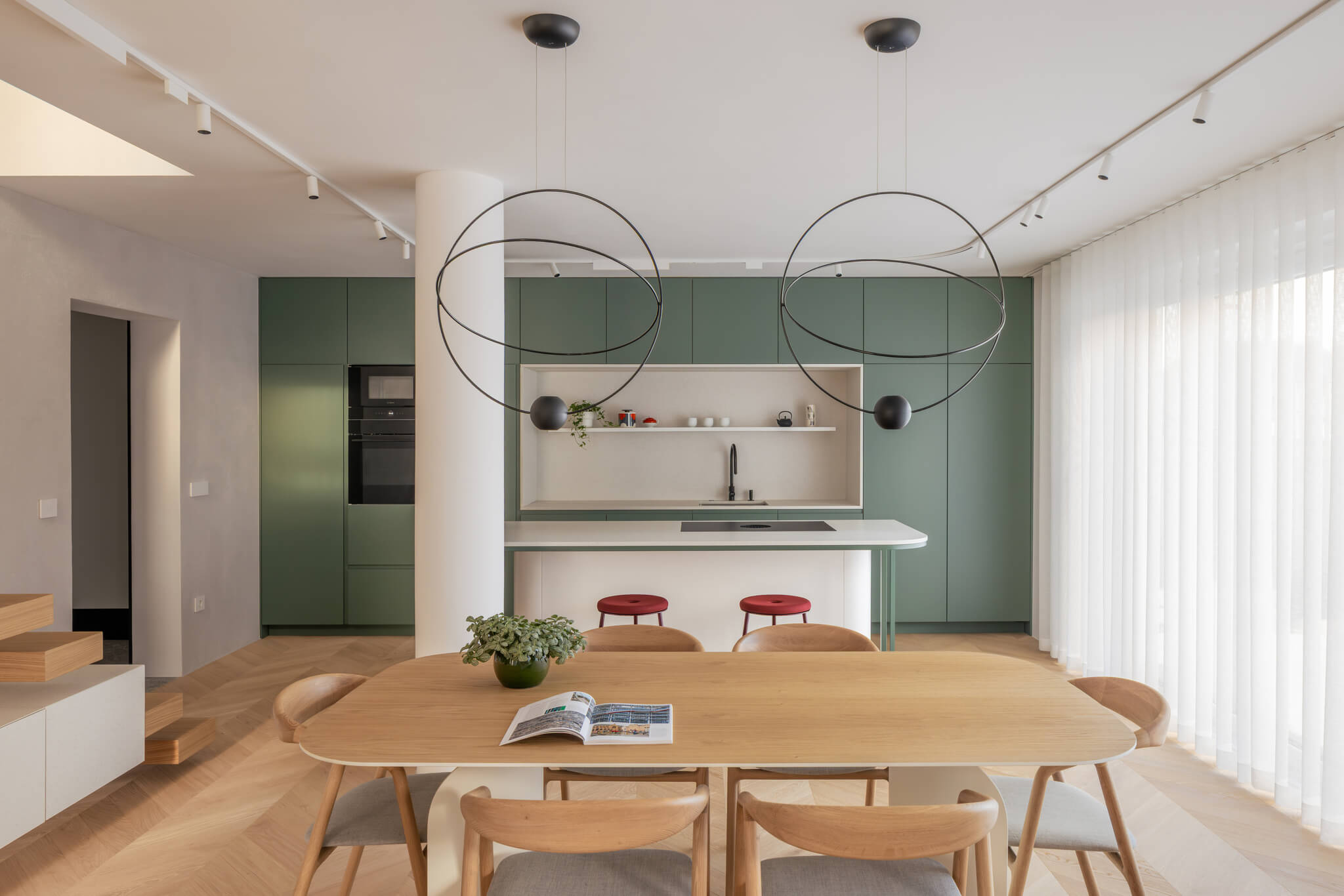 Hiša Verdea: umirjena zelena kulisa z lebdečimi stopnicami