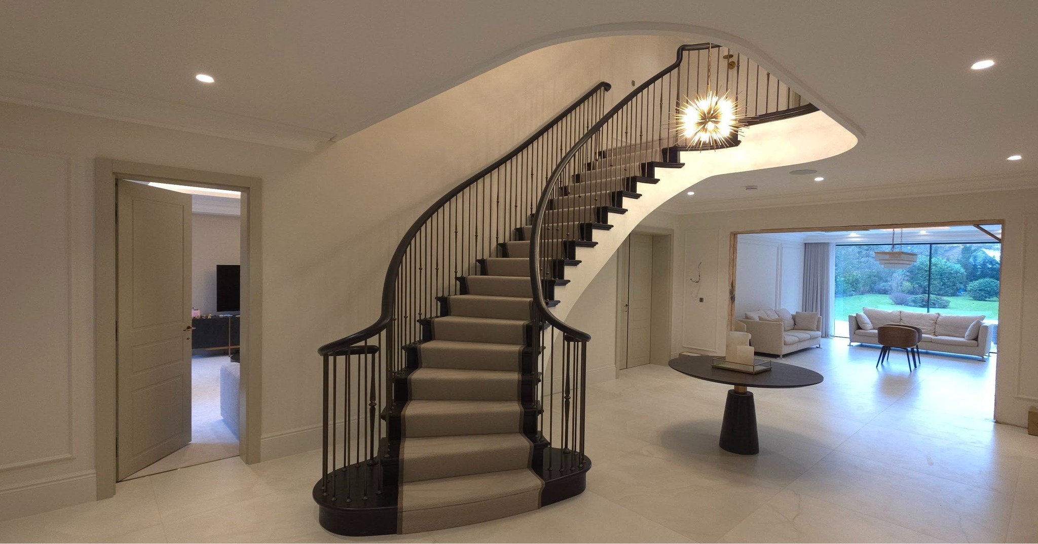 Ograja, ročaji, osvetlitev: detajli, ki odločajo o kakovosti stopnišča