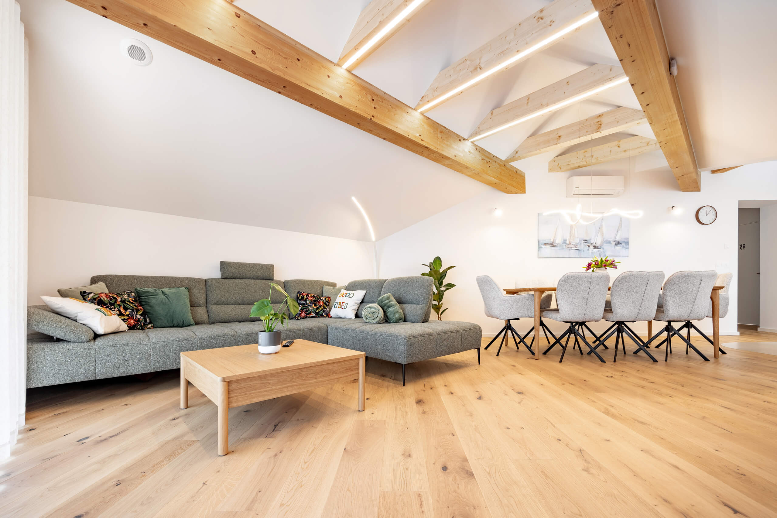 Svetla mansarda, prilagojena ritmu družinskega življenja