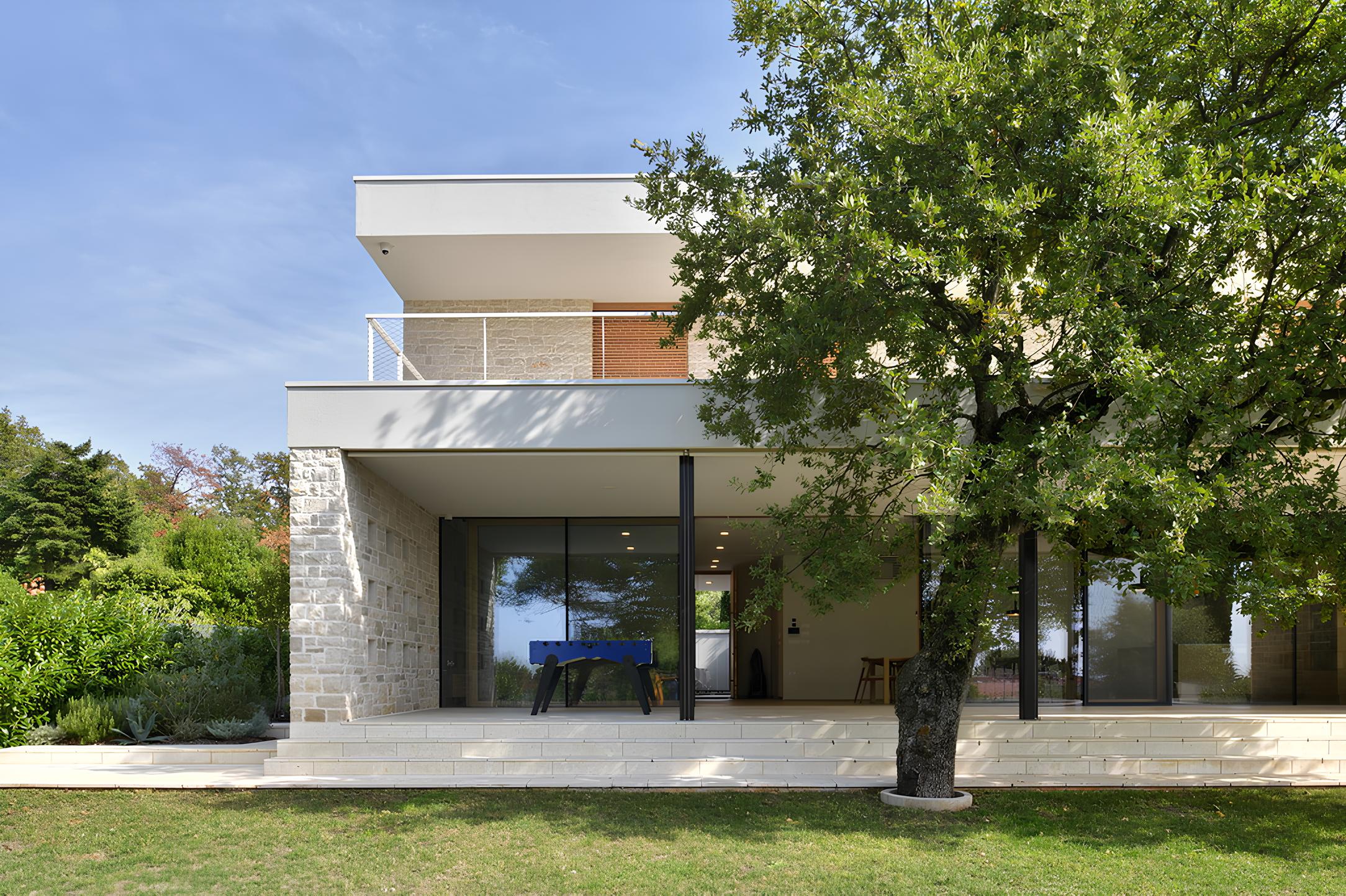 Sodobna istrska hiša v senci starega hrasta