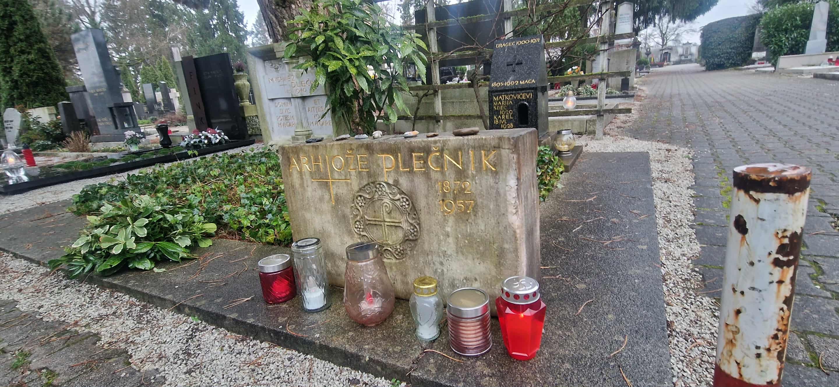 Dijaki kamnoseki začeli s strokovnim čiščenjem Plečnikovega groba