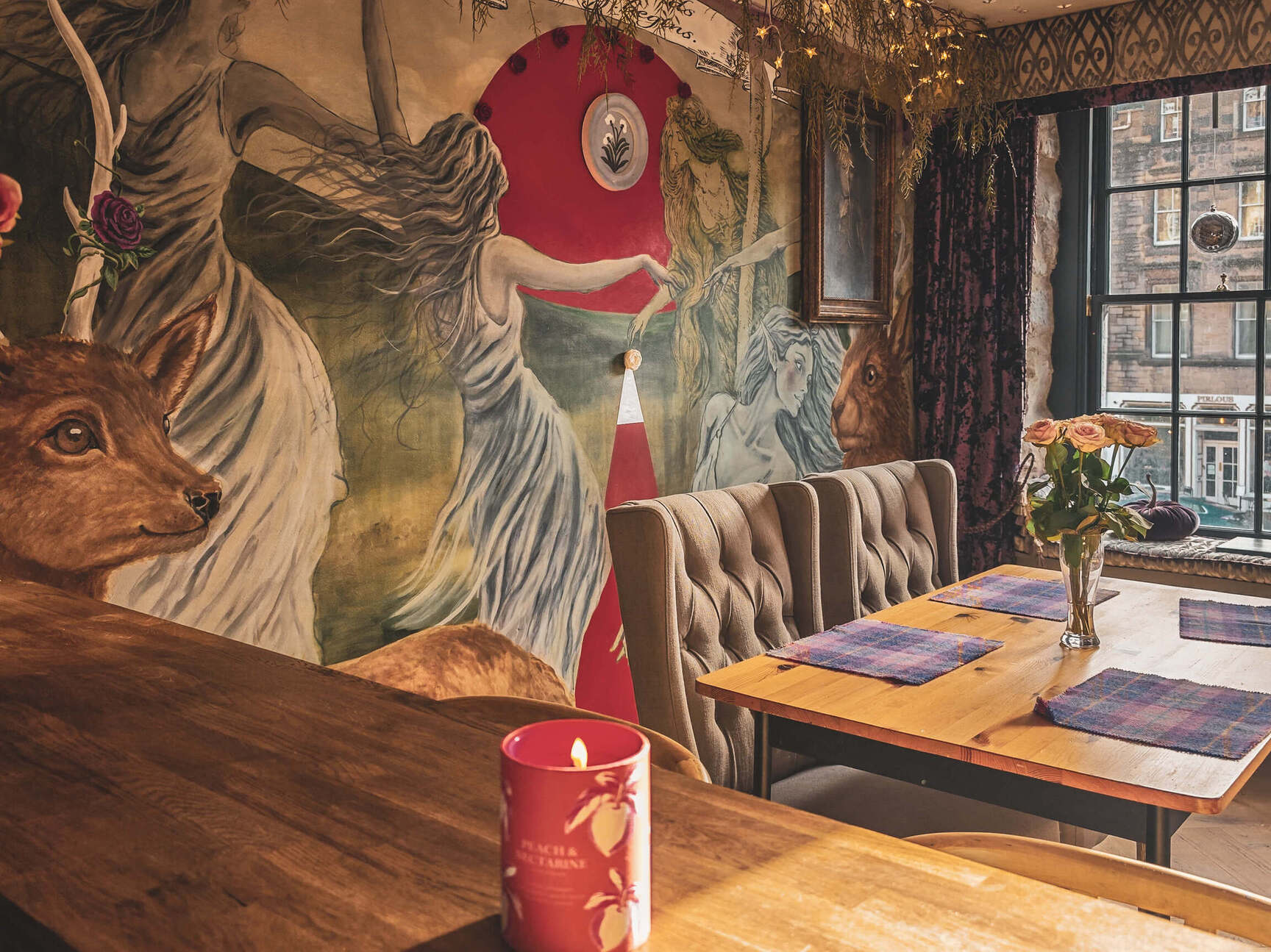 Stene z zgodbo: slovenski ustvarjalci poslikali stanovanje v Edinburghu