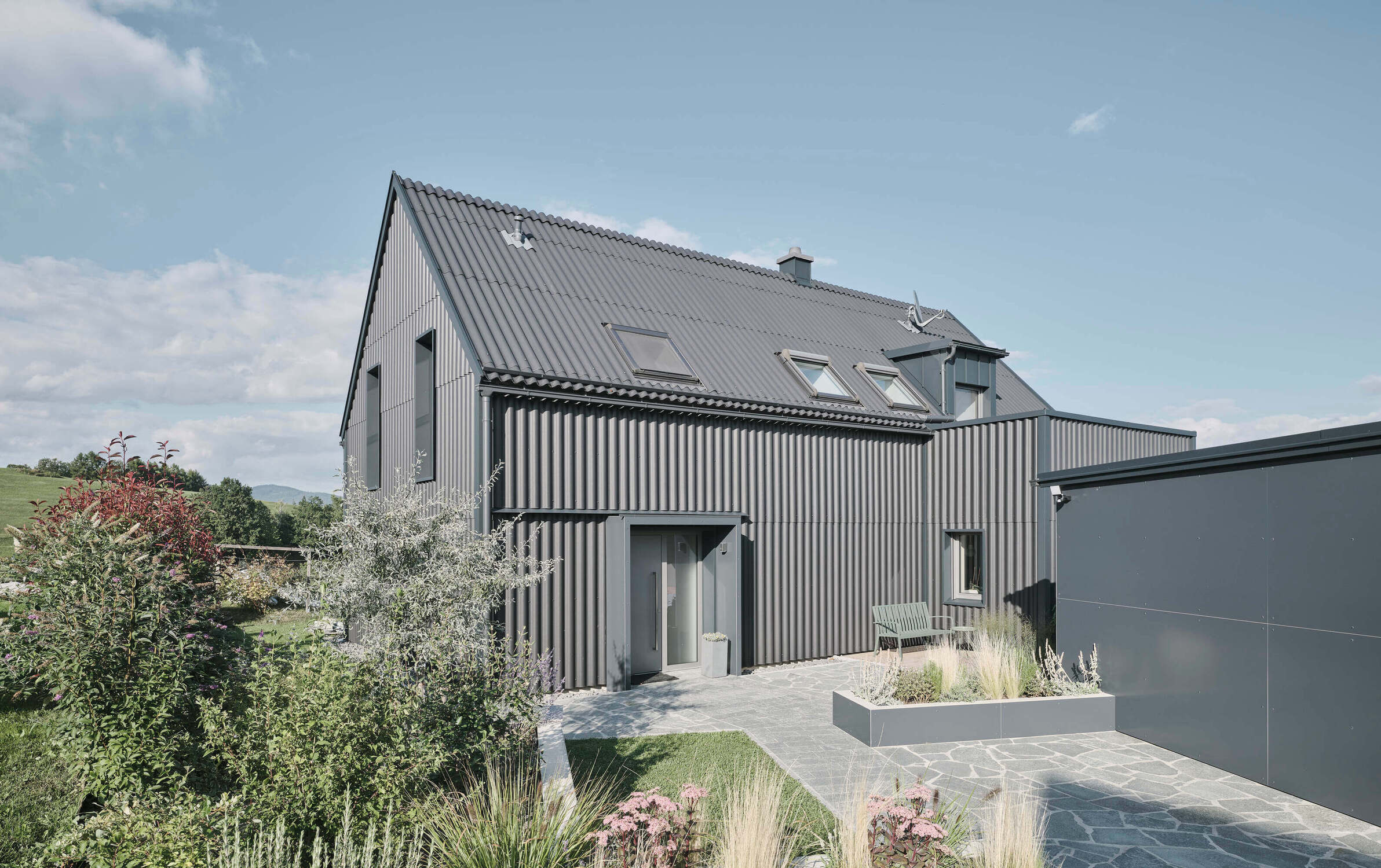 Valovita eleganca: ko streha in fasada postaneta eno