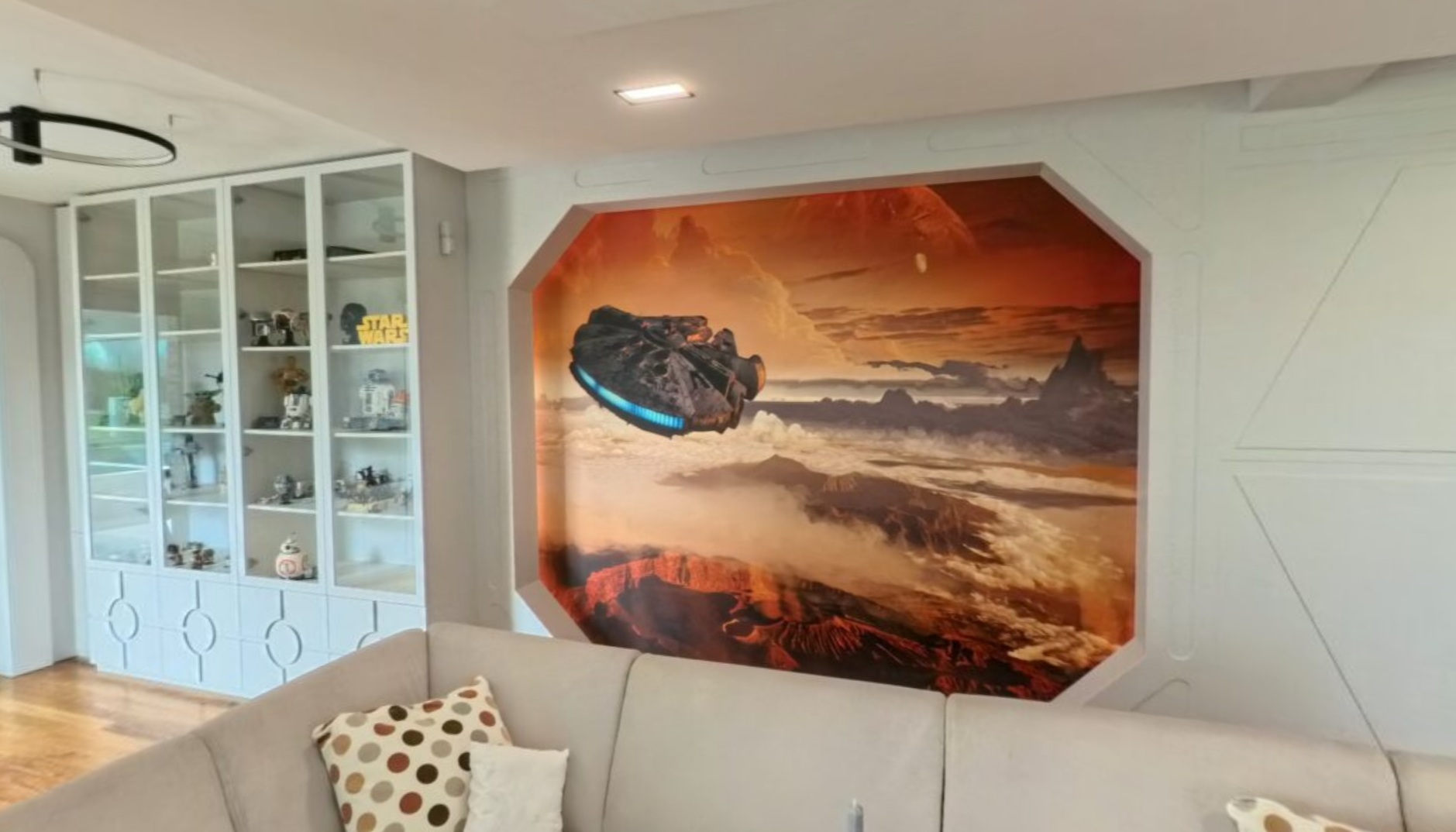 Hiša, ki so ji med prenovo dodali bazen in galaktične elemente