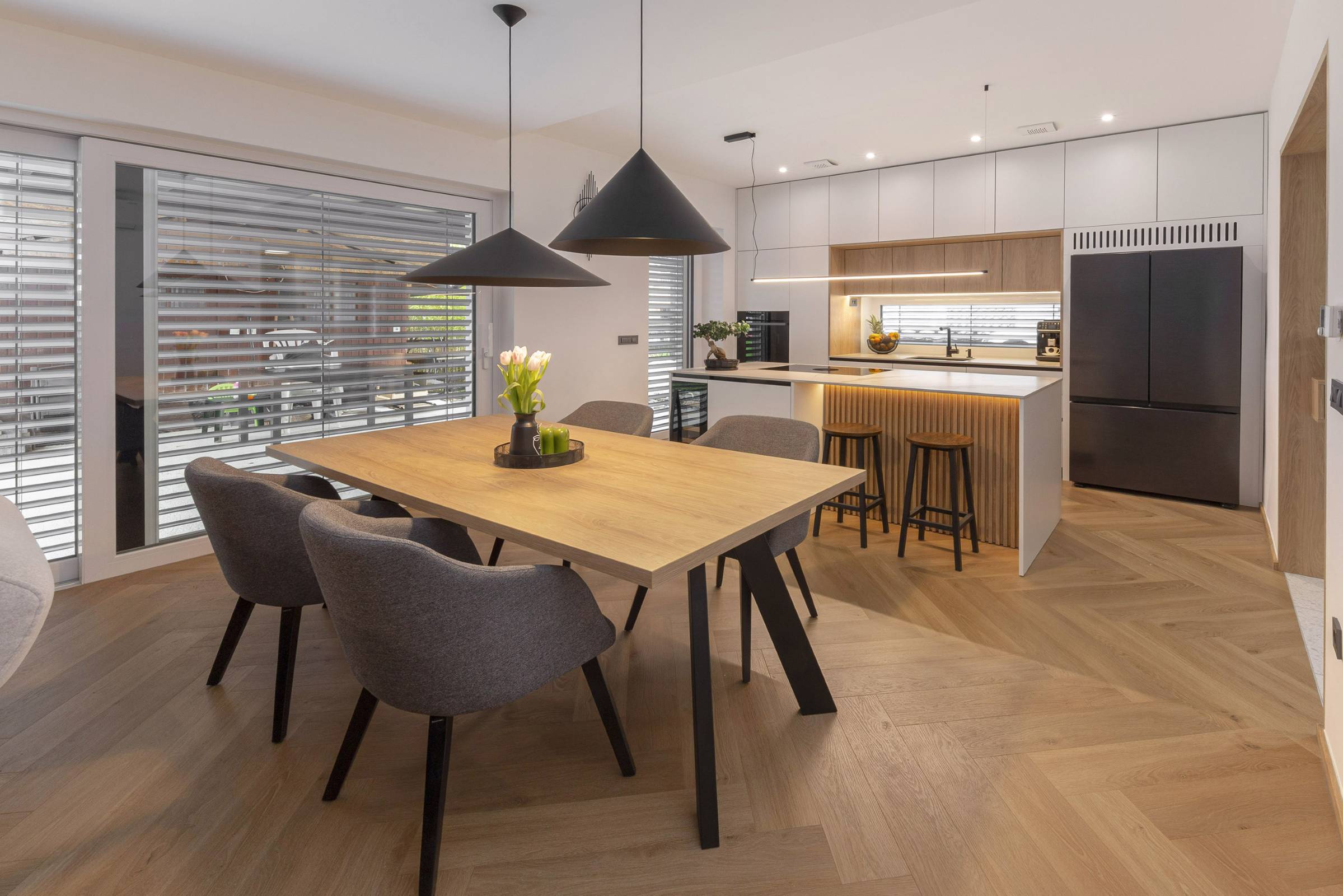 Po prenovi je pritličje dvojčka zaživelo v živahni toplini