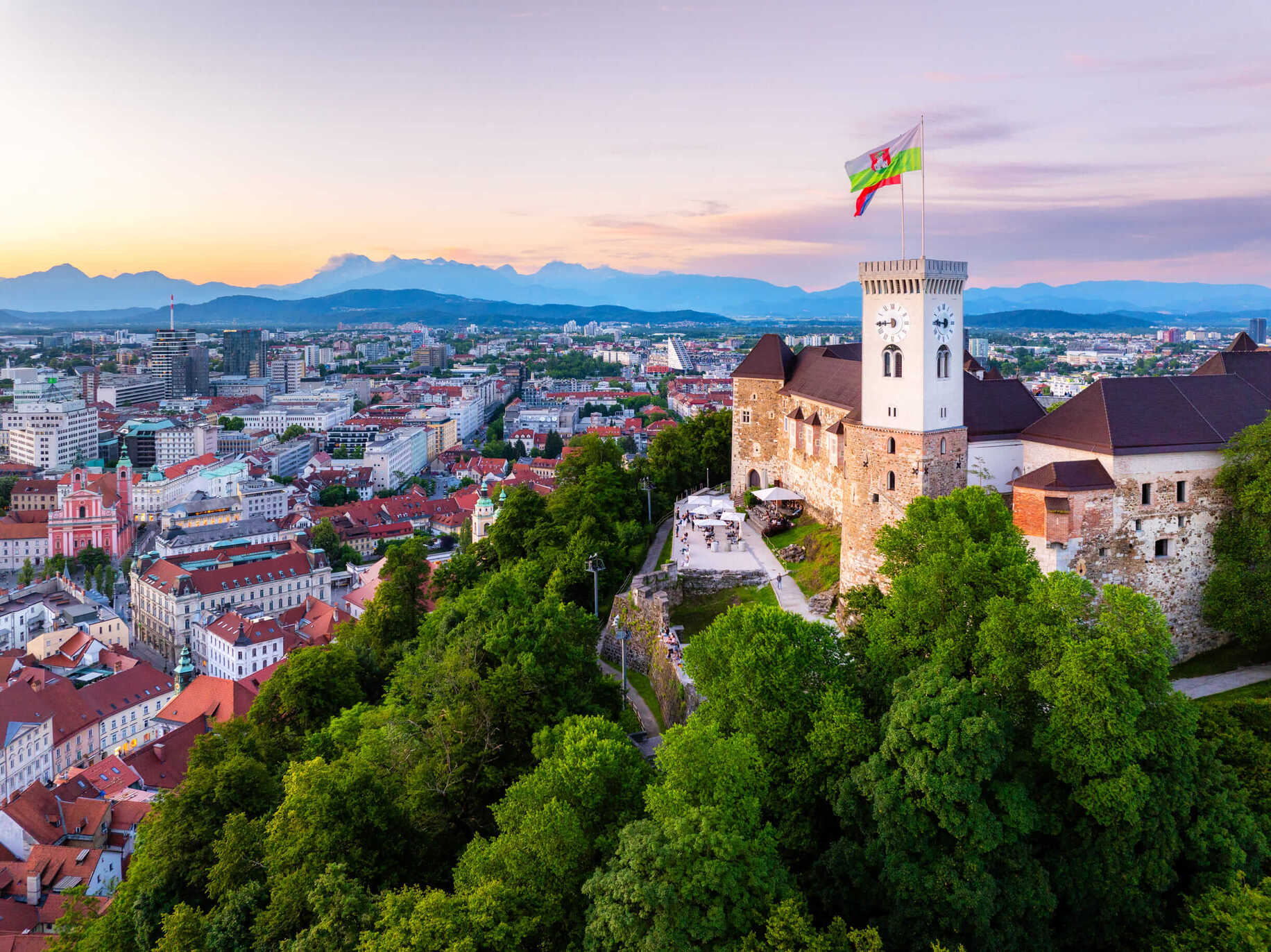 Krona nad mestom: dokumentarni film o gradu, ki je znova oživel
