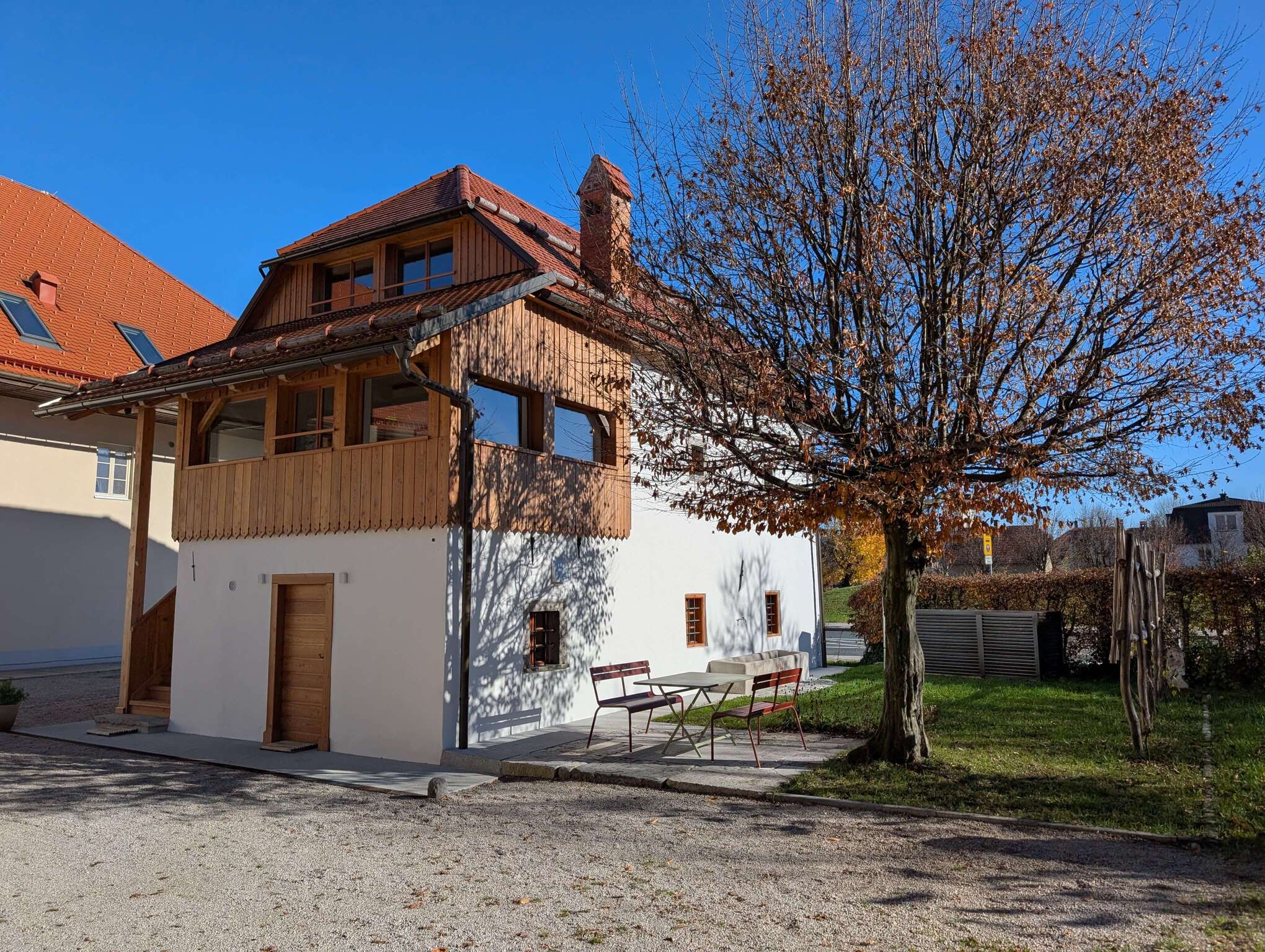 Obnovljena kašča v Logatcu je postala prijeten delovni prostor