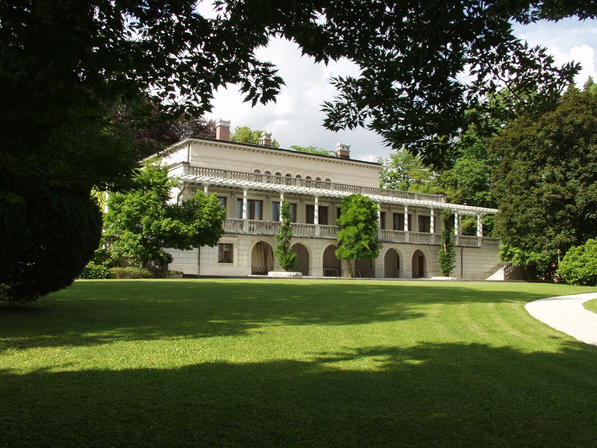 Vila, skrita v zelenju Rožne doline