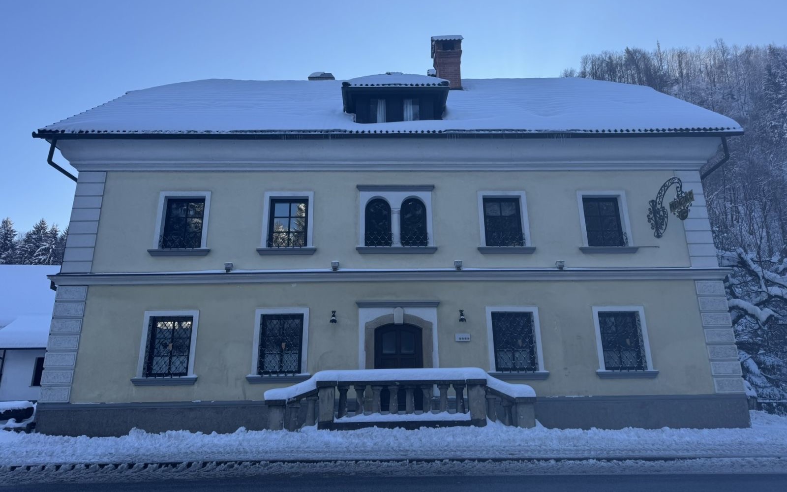 Anglež, ki se je lotil prenove starega gostišča v Poljanski dolini