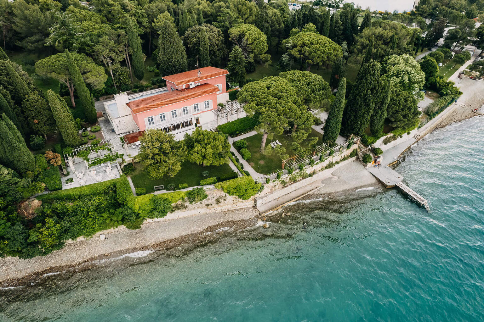 Vila Tartini: rezidenca ob morju, ujeta v zelenje