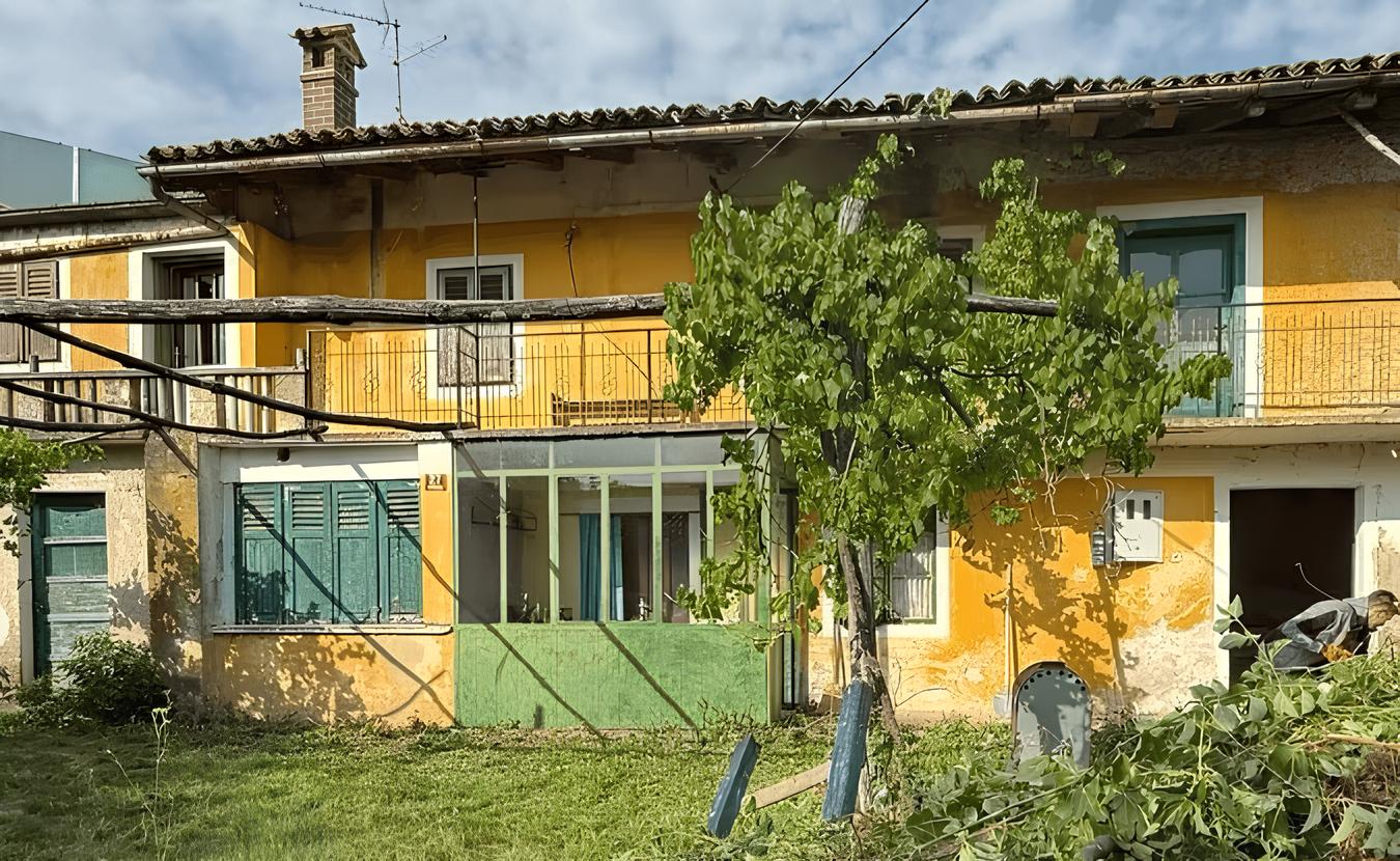 Mlad par, ki se je lotil prenove stare kraške hiše