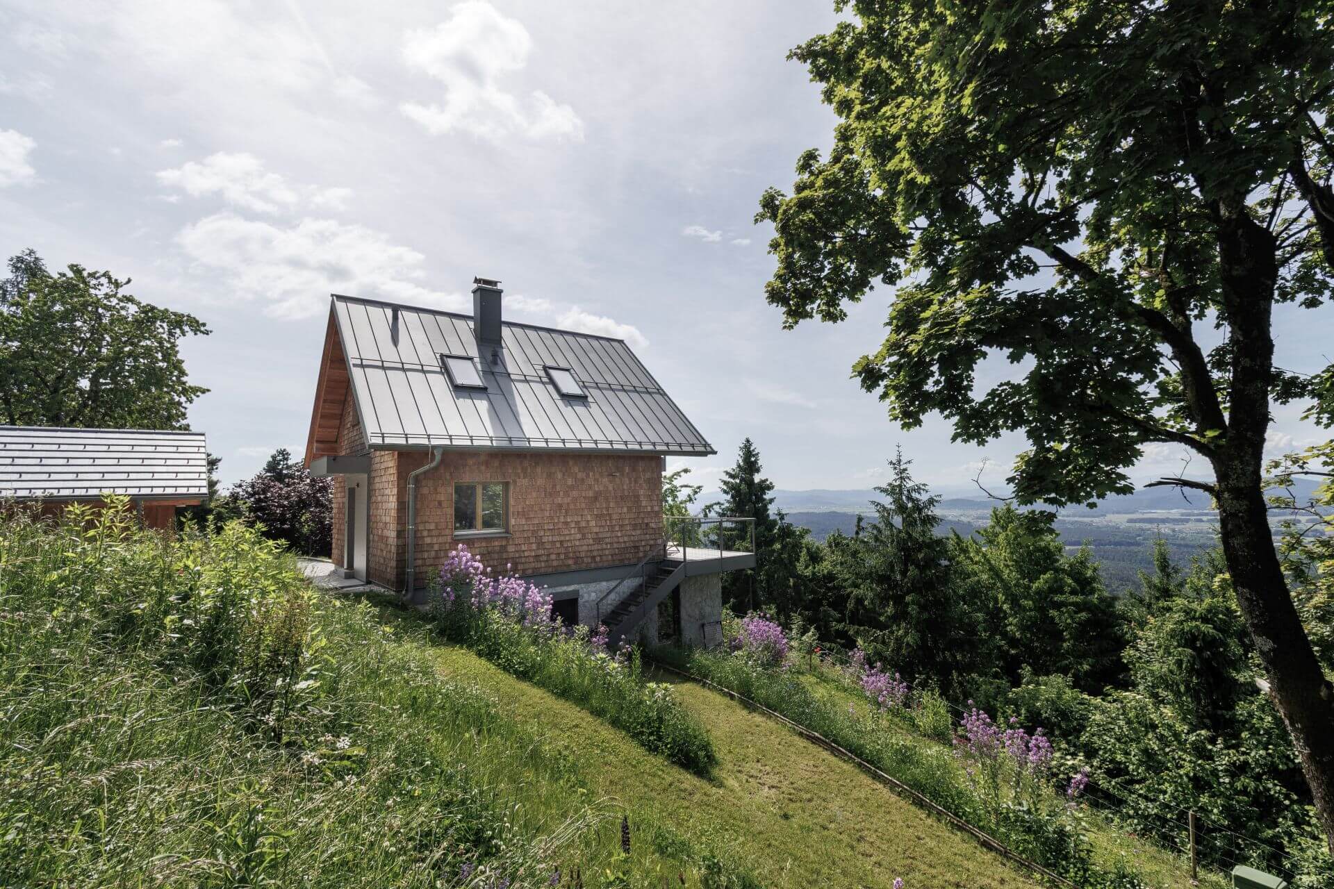 Skodlasta hišica pod Krvavcem z velikim srcem in veličastnim razgledom